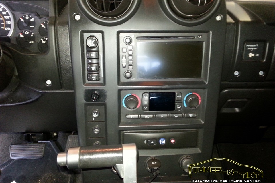 20131002_101935-960x640_c 2006 Hummer H2 - Custom IPAD Dash 