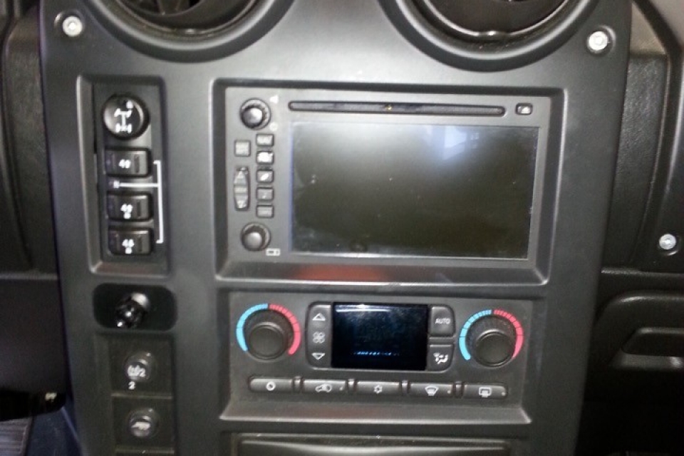 20131002_101942-960x640_c 2006 Hummer H2 - Custom IPAD Dash 