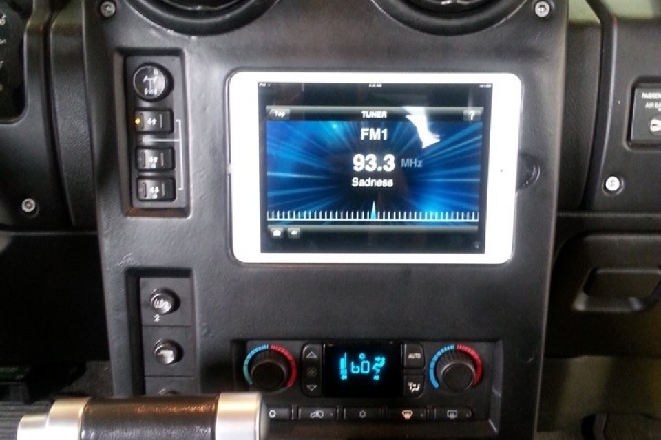 20131009_123112-960x640_c 2006 Hummer H2 - Custom IPAD Dash 