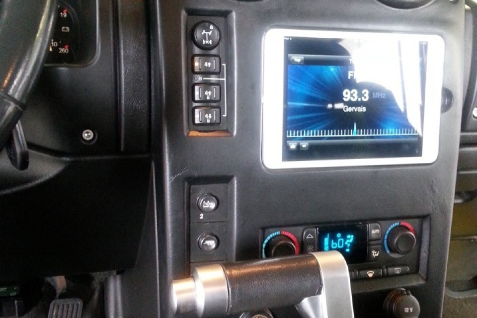 20131009_123137-960x640_c 2006 Hummer H2 - Custom IPAD Dash 