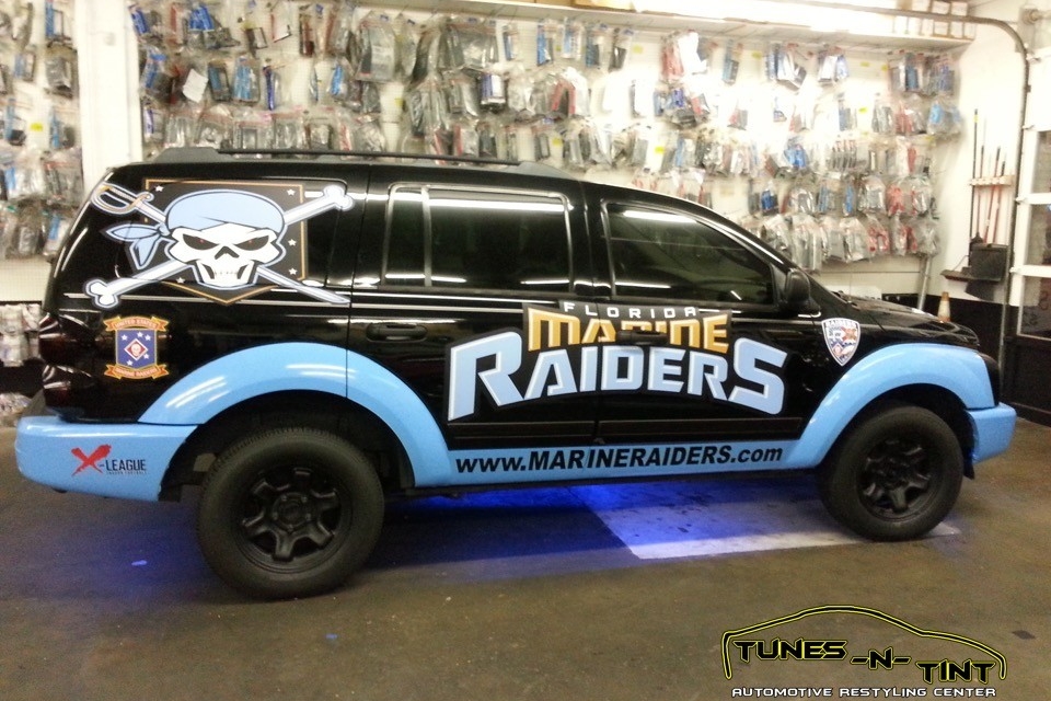 20131202_182453-960x640_c 2004 Dodge Durango - Lakeland Raider Graphics 