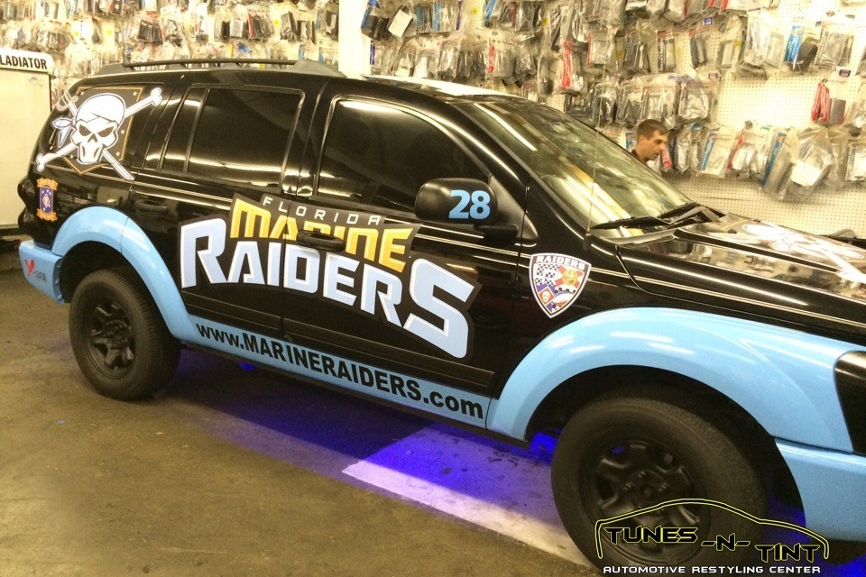 IMG_6915-960x640_c 2004 Dodge Durango - Lakeland Raider Graphics 